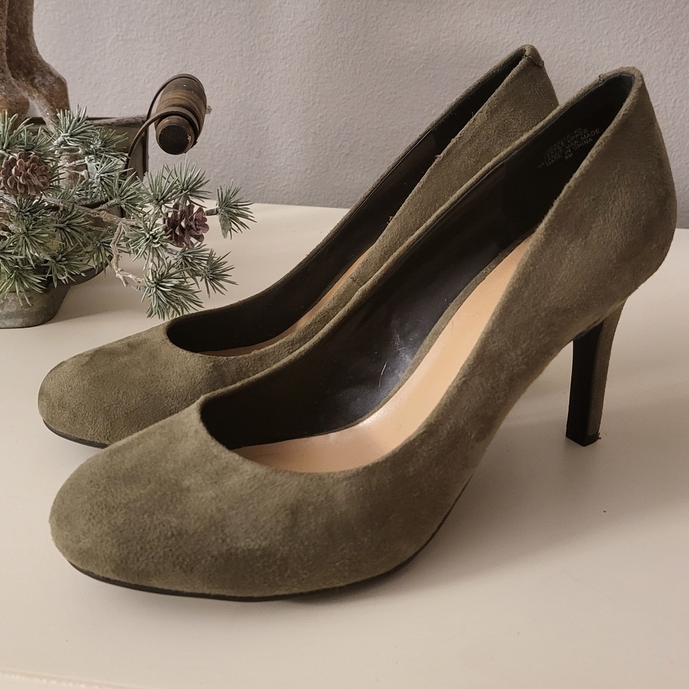 Kelly&Katie olive green suede pumps